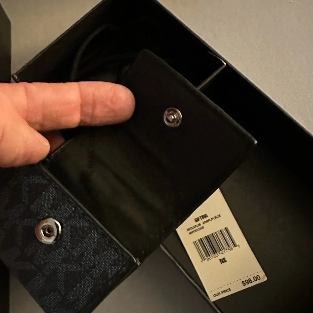 COPY - MICHAEL KOORS AIRPODS PRO CASE